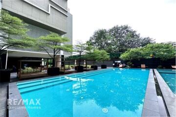 The corner room, a bright and very new unit on Sukhumvit 24 is close to BTS Phrom Phong.