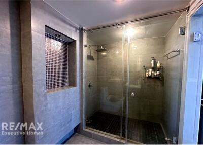 Luxurious pet-friendly corner condo with special amenities, a haven.