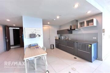 Luxurious pet-friendly corner condo with special amenities, a haven.