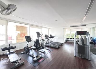 Luxurious Pet-Friendly Corner Condo with Special Amenities, a Haven near BTS Chit Lom (11 mins walk)