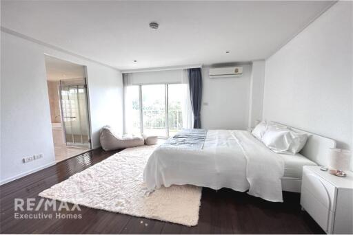 Homey and Pet-friendly condominium located in a quiet area very nice neighborhood with only 5 minutes walk to BTS Thonglor.