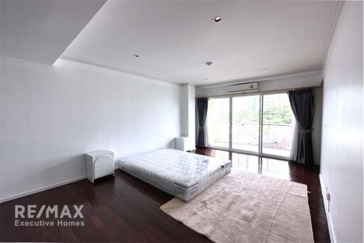 Homey and Pet-friendly condominium located in a quiet area very nice neighborhood with only 5 minutes walk to BTS Thonglor.