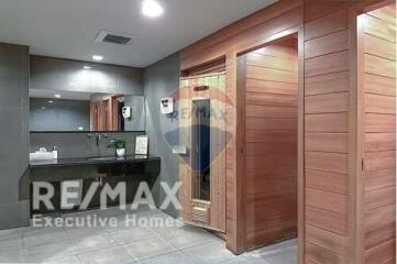 Homey and Pet-friendly condominium located in a quiet area very nice neighborhood with only 5 minutes walk to BTS Thonglor.