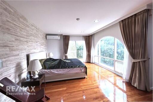 Residential oasis near BTS Thonglor, charming low-rise condo 5 minutes to BTS Thonglor.