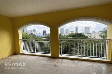 Residential oasis near BTS Thonglor, charming low-rise condo 5 minutes to BTS Thonglor.