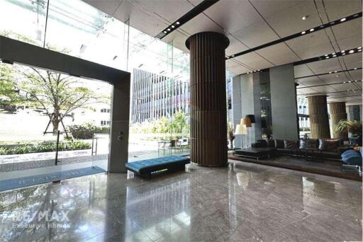 A luxury condominium with the Chaophraya River view.