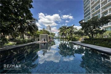 A luxury condominium with the Chaophraya River view.