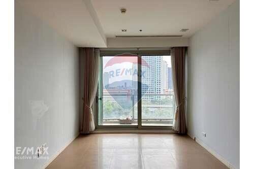 A luxury condominium with the Chaophraya River view.