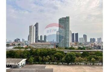 A luxury condominium with the Chaophraya River view.