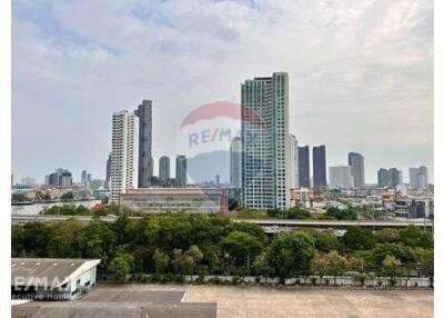 A luxury condominium with the Chaophraya River view.