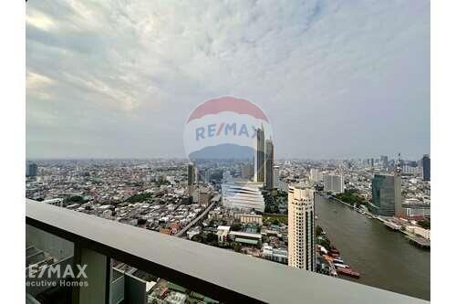 A 2 plus 1 room condominium with the Chaophraya River view.