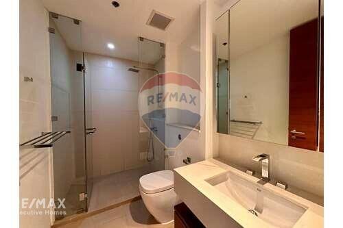 A 2 plus 1 room condominium with the Chaophraya River view.