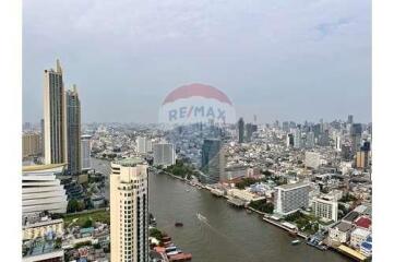 A 2 plus 1 room condominium with the Chaophraya River view.