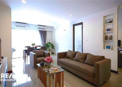 A lively area yet with quiet ambiance and easy access to anywhere in the Sukhumvit, Ekkamai, and Thonglor areas.