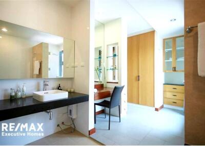 A lively area yet with quiet ambiance and easy access to anywhere in the Sukhumvit, Ekkamai, and Thonglor areas.