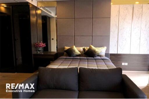 Vivacious and easy access condominium to anywhere in the Sukhumvit.