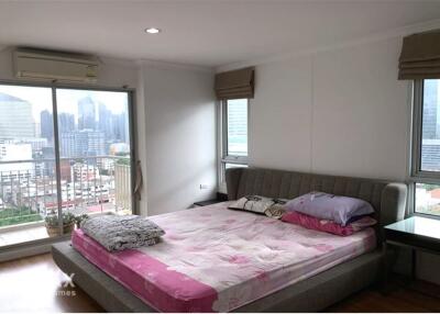 Fully furnished clean and safe only 10 mins walk to MRT Rama 9.