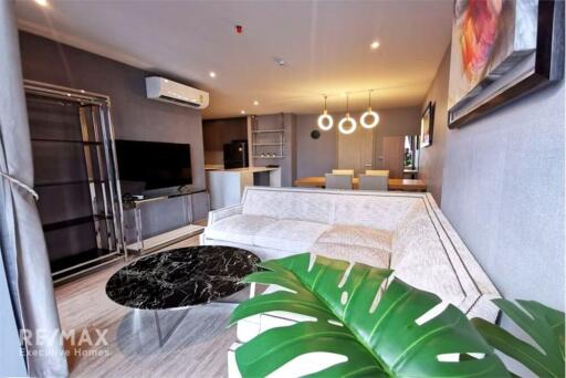 Vibrant Condo in Sukhumvit with Easy Access to Ekkamai and Thonglor