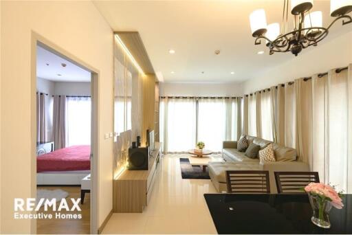 A vivacious area with easy access to anywhere in the Sukhumvit, Ekkamai, and Thonglor areas.