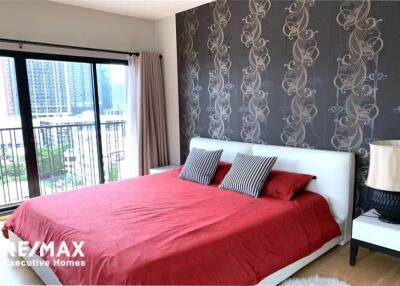 A nice corner room with effortlessly access condominium to Ekkamai and Sukhumvit area.