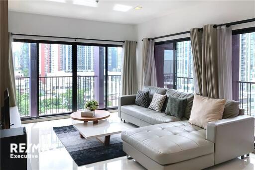 A nice corner room with effortlessly access to anywhere in Sukhumvit.