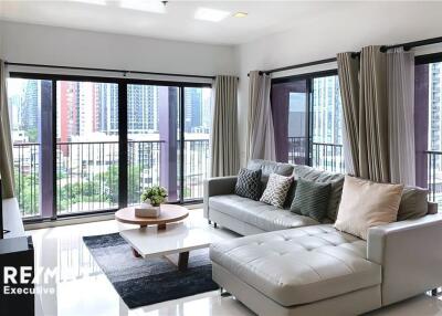 A nice corner room with effortlessly access condominium to Ekkamai and Sukhumvit area.