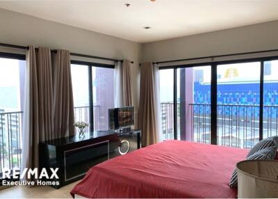 A nice corner room with effortlessly access condominium to Ekkamai and Sukhumvit area.