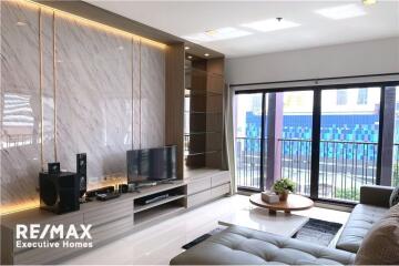 A nice corner room with effortlessly access condominium to Ekkamai and Sukhumvit area.