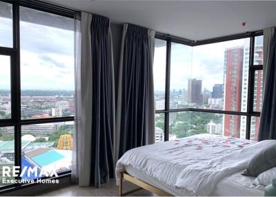 A nice corner room with effortlessly access condominium to BTS Ekkamai and Sukhumvit area.