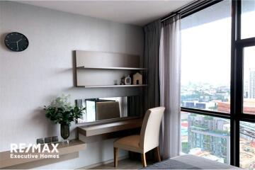 A nice corner room with effortlessly access condominium to BTS Ekkamai and Sukhumvit area.