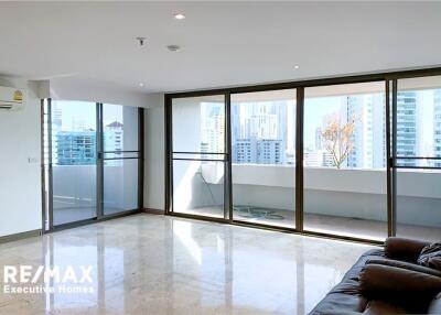A newly renovated fully furnished 5 minutes walk to BTS Asoke.