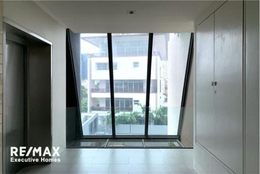 Contemporary style apartment in a very quiet and convenient area with pet-friendly locate on Ekkamai 22.