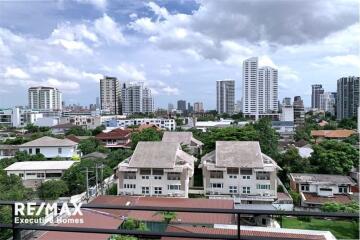 Contemporary style apartment in a very quiet and convenient area with pet-friendly locate on Ekkamai 22.