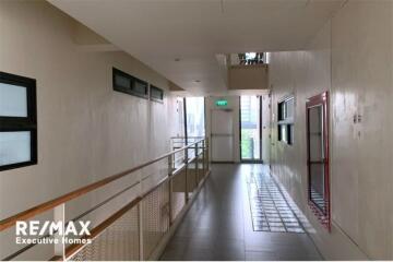 Contemporary style apartment in a very quiet and convenient area with pet-friendly locate on Ekkamai 22.