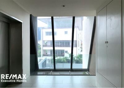 A quiet and convenient area with pet-friendly locate on Ekkamai 22.