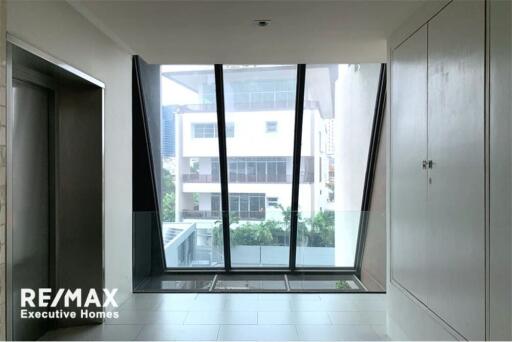 A quiet and convenient area with pet-friendly locate on Ekkamai 22.