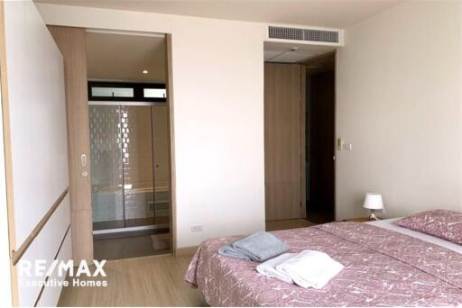 A quiet and convenient area with pet-friendly locate on Ekkamai 22.