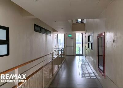 A quiet and convenient area with pet-friendly locate on Ekkamai 22.