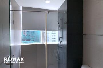 A modern condo in Asoke and Phompong located on Sukhumvit 20 close by BTS and MRT station.