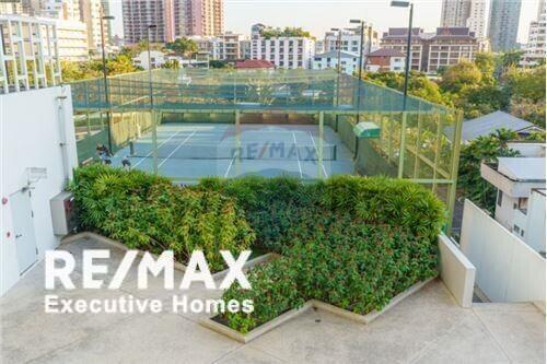 A modern condo in Asoke and Phompong located on Sukhumvit 20 close by BTS and MRT station.