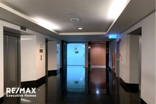 Perfect area for office space in prime area 5 mins walk from BTS Asoke with great value and a fantastic view.