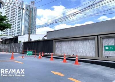 Perfect area for office space in prime area 5 mins walk from BTS Asoke with great value and a fantastic view.