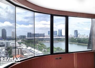 Perfect area for office space in prime area 5 mins walk from BTS Asoke with great value and a fantastic view.