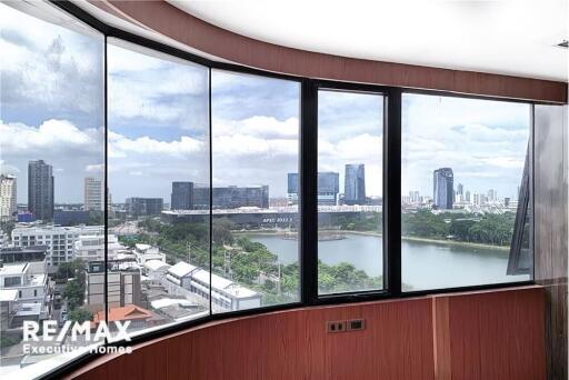 Perfect area for office space in prime area 5 mins walk from BTS Asoke with great value and a fantastic view.