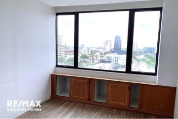 Perfect area for office space in prime area 5 mins walk from BTS Asoke with great value and a fantastic view.