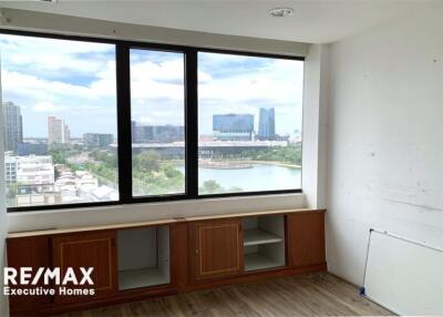 Perfect area for office space in prime area 5 mins walk from BTS Asoke with great value and a fantastic view.