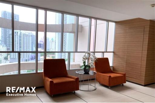 A modern, spacious with a spectacular view condo in Sathorn.