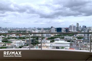 A modern, spacious with a spectacular view condo in Sathorn.