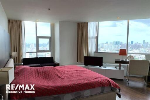 A modern, spacious with a spectacular view condo in Sathorn.