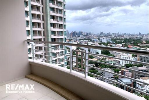 A modern, spacious with a spectacular view condo in Sathorn.